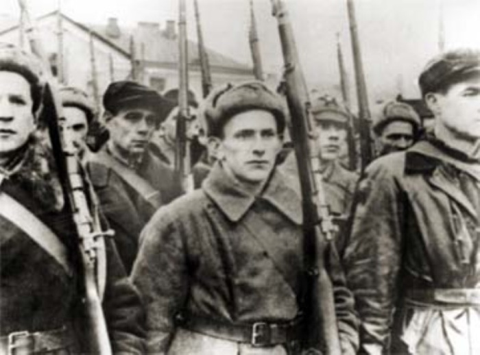 Бойцы вооруженного рабочего отряда Москворецкого района, вооруженные японскими винтовками «Арисака», готовятся к выступлению на фронт, октябрь 1941 года
