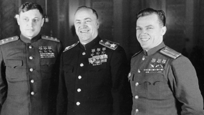 Три трижды Героя Советского Союза: полковник Александр Покрышкин, маршал Советского Союза Георгий Жуков и майор Иван Кожедуб, 1945 год