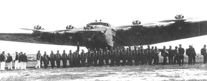 Парашютисты готовятся к погрузке на борт крупнейшего пассажирского самолета начала 1930-х годов — АНТ-14 «Правда» — во время авиапраздника 18 августа 1933 года