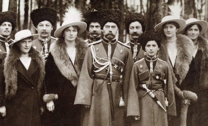 Николай Второй с детьми и казаками Императорского конвоя в Могилеве. 1916 год.