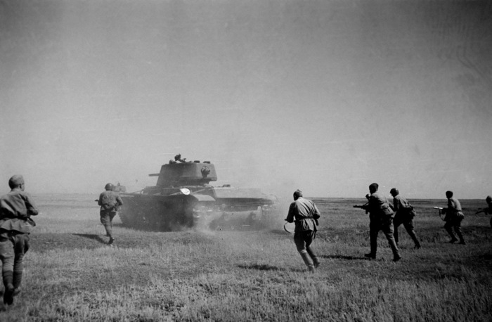 Советская пехота под Сталинградом идет в наступление при поддержке танка КВ-1, август 1942 года