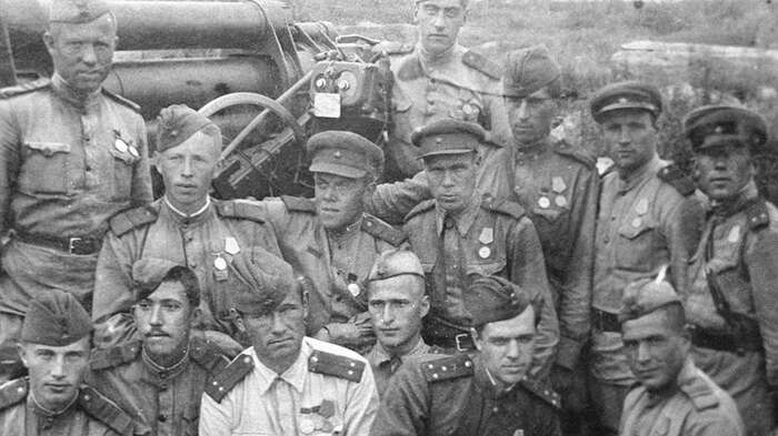 Юрий Никулин (второй слева в нижнем ряду) на фронте
