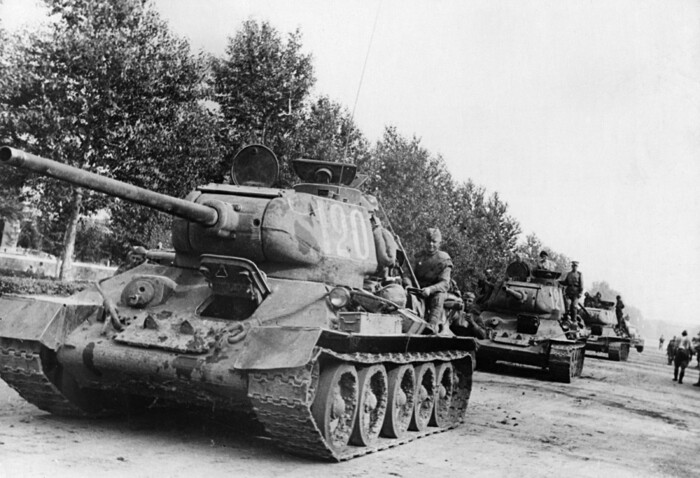 Колонна танков Т-34-85 одной из частей 2-го Дальневосточного фронта в Маньчжурии, август 1945 года