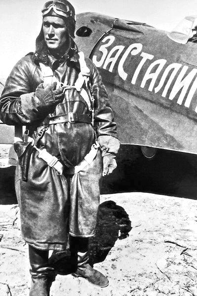 Командир 4-й истребительной эскадрильи 72-го смешанного авиационного полка ВМФ РККА капитан Борис Сафонов у истребителя И-16 (бортовой номер 11, летчик — старший лейтенант Александр Коваленко) на аэродроме Ваенга, 6 июля 1941 года