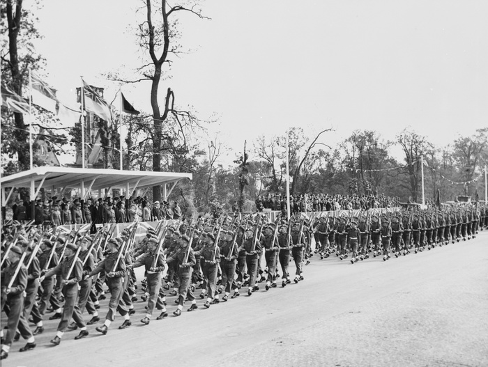 Сводная колонна британских пехотинцев из состава 131-й пехотной бригады проходит маршем во время во время берлинского Парада Победы