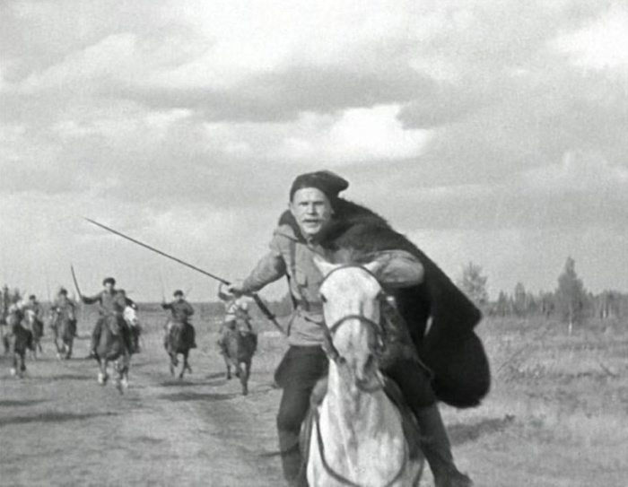 Комдив Чапаев возглавляет конную атаку. Кадр из фильма братьев Васильевых «Чапаев», 1934 год