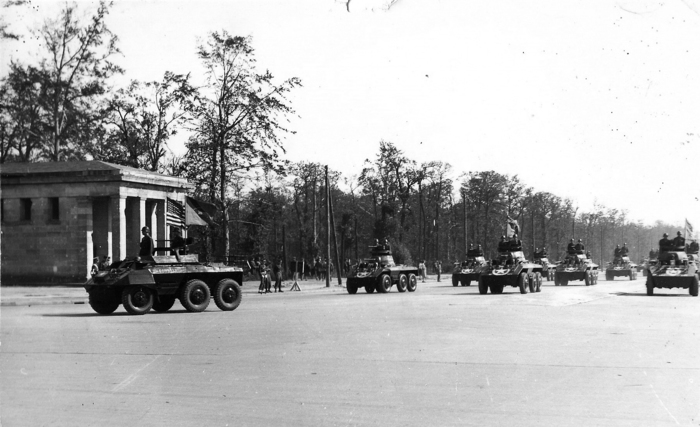 Колонна из 16 американских легких бронеавтомобилей М8 Greyhound из состава 16-й мотомеханизированной кавалерийской группы проходит по Шарлоттенбург-шоссе, 7 сентября 1945 года