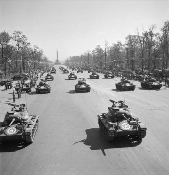 Американские легкие танки M24 Chaffee на Шарлоттенбург-шоссе во время Парада Победы в Берлине