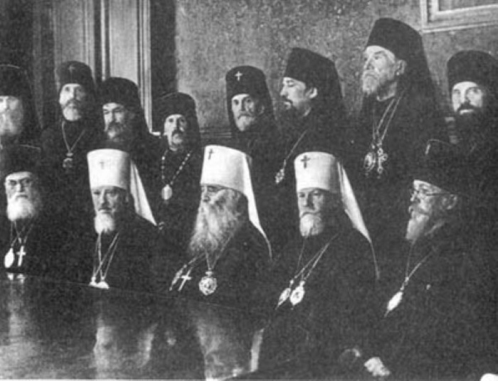 Участники Архиерейского Собора 8 сентября 1943 года митрополиты Алексий (Симанский), Сергий (Страгородский) и Николай (Ярушевич) в окружении архиереев Русской православной церкви
