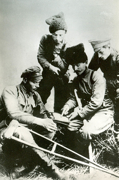 Василий Чапаев с членами штаба 2-й Николаевской дивизии, Николаевск, сентябрь 1918 года