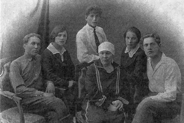 Вторая жена Чапаева — Пелагея Камешкарцева (в центре) — с детьми комдива: старший сын Чапаева — Александр (крайний слева), младший сын Чапаева — Аркадий (в центре). дочь Чапаева — Клавдия (справа от него).