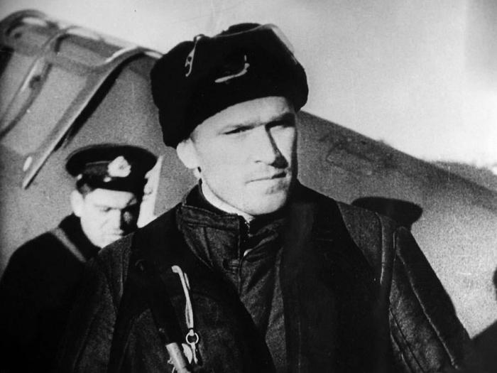 Командир 2-го гвардейского Краснознаменного истребительного авиаполка гвардии подполковник Борис Сафонов у истребителя американского производства Curtiss Р-40E Kittyhawk на аэродроме Ваенга-1, весна 1942 года