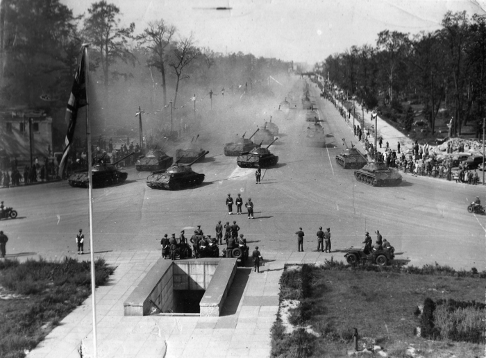 Колонна из 52 советских тяжелых танков ИС-3 из состава 2-й гвардейской танковой армии проходит по Шарлоттенбур-шоссе по пути к Бранденбургским воротам, 7 сентября 1945 года