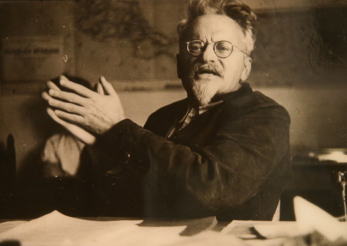 Лев Троцкий в своем рабочем кабинете в доме Койоакане, конец 1930-х годов