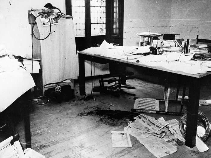 Рабочий стол Льва Троцкого с залитыми кровью документами и кровью на полу в том месте, где в момент покушения стоял его стул. Фотография 1940 года