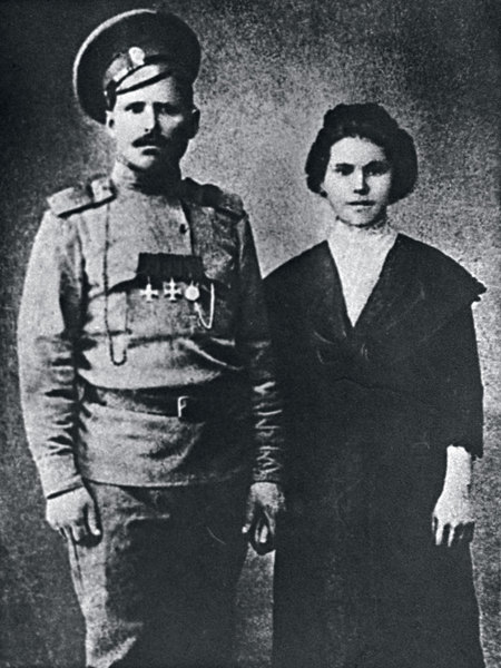 Старший унтер-офицер Василий Чапаев, награжденный Георгиевскими крестами VI и III степени и Георгиевской медалью, с первой женой Пелагеей Метлиной, март 1916 года