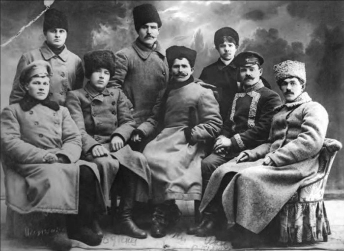 Василий Чапаев (в центре) в группе командиров Красной гвардии Николаевского уезда Самарской губернии, начало 1818 года