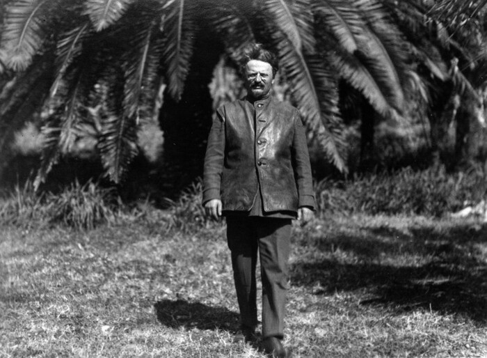 Наркомвоенмор СССР Лев Троцкий на отдыхе в Сухуми, 1924 год
