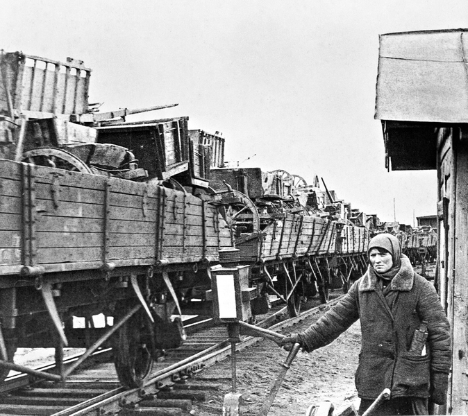 Эвакуация хозяйственного имущества советского оборонного завода на Урал, 1942 года