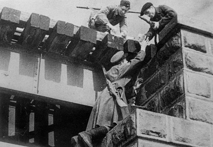Советские партизаны готовят подрыв моста