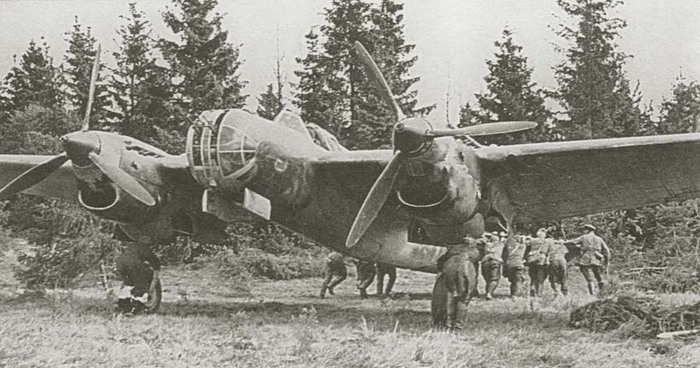 Бомбардировщик СБ после возвращения из боевого вылета закатывают под деревья для маскировки, сентябрь 1941 года