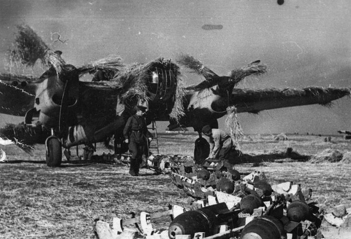Наземный персонал выполняет погрузку авиабомб в бомбардировщик СБ, лето 1941 года