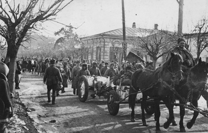 Артиллеристы 2-й гвардейской стрелковой (будущей Таманской) дивизии входит в освобожденный Краснодар, 12 февраля 1943 года