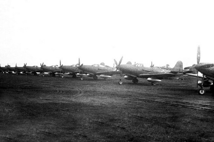 «Аэрокобры» готовые для перегона выстроились на лётном поле