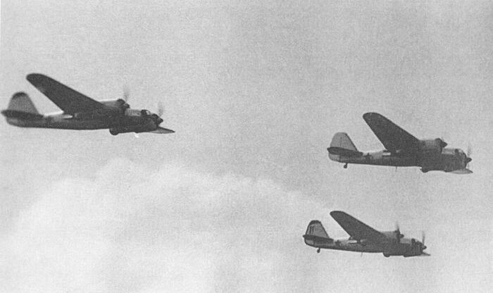 Звено советских бомбардировщиков СБ в полете во время боев на Карельском перешейке, 1940 год