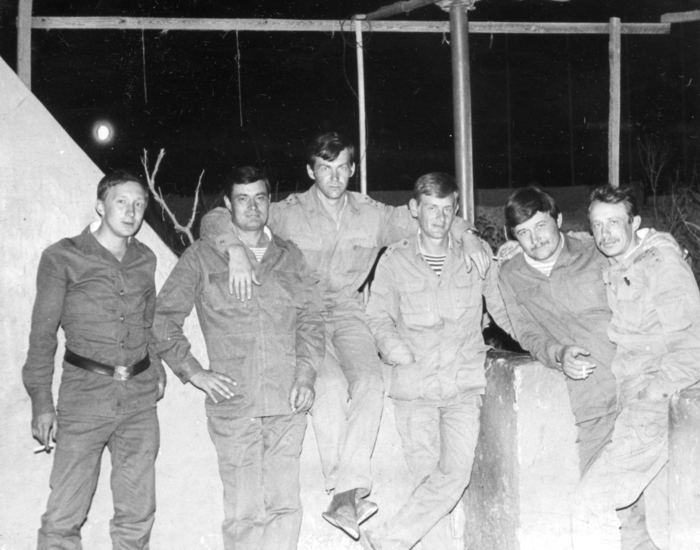 Н.А. Стародымов (сидит) с офицерами Шиндадского гарнизона; крайний слева - сержант Сергей Сальников, фотограф дивизии