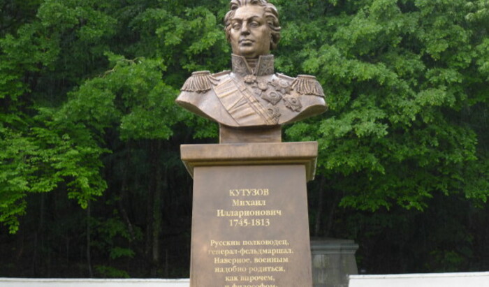 Памятник Михаилу Кутузову в селе Верхняя Кутузовка (район Алушты, Крым), где в 1774 году он заслужил свой первый боевой орден Святого Георгия