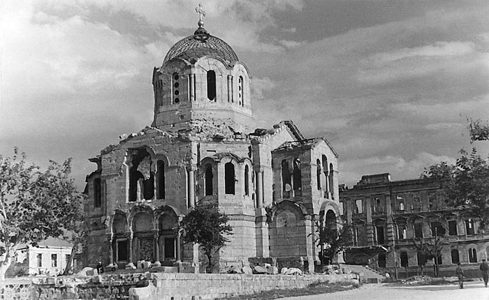 Вид Владимирского собора и окружающих домов в мае 1944 года, после освобождения города