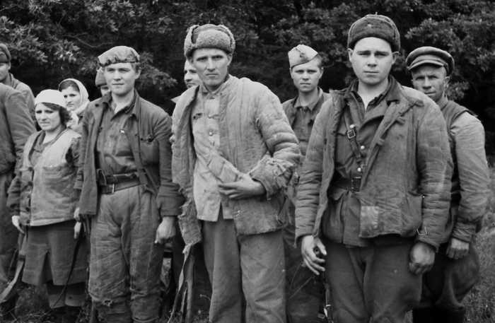 Минеры крымского партизанского отряда перед выходом в диверсионный рейд