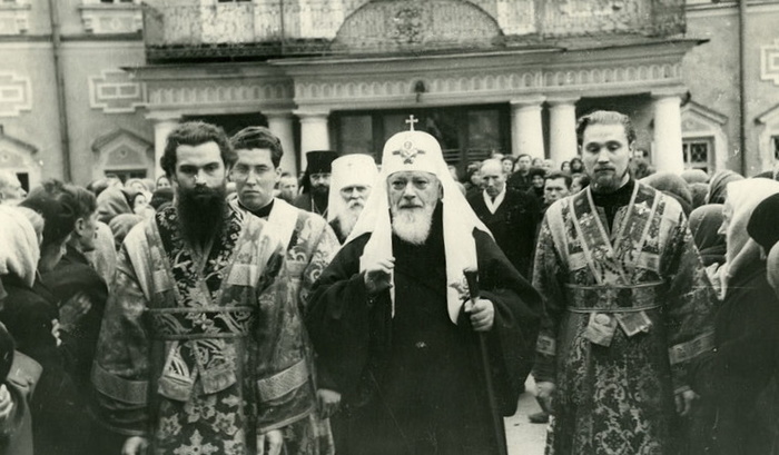 Патриарху Московскому и всея Руси Алексию (Симанскому), избранному на свой пост в 1945 году, довелось пережить и сталинскую «церковную оттепель», и хрущевскую антирелигиозную кампанию