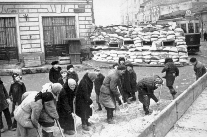 Москвичи строят оборонительные укрепления на улице Балчуг в непосредственной близости от Кремля, октябрь 1941 года