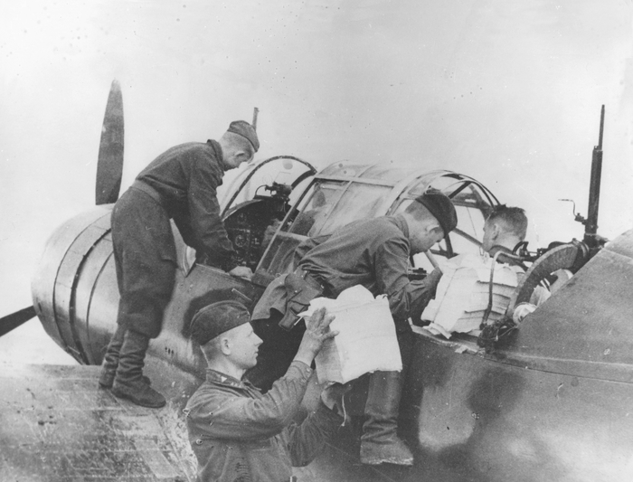 Подготовка к вылету советского бомбардировщика Су-2 из состава 288-го ближнебомбардировочного авиаполка Южного фронта, летчик которого берет с собой в кабину агитационные материалы