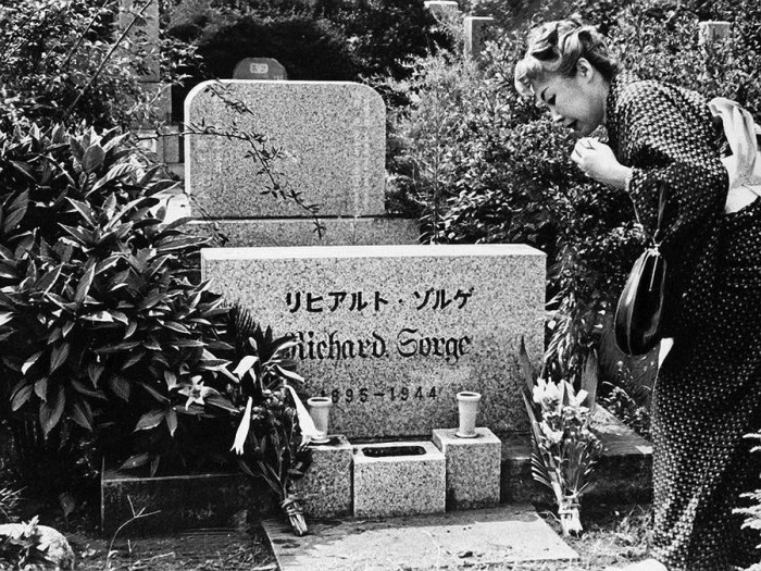 Первый памятник на могиле Рихарда Зорге, в которую его прах был перенесен в 1950 году стараниями Ханако Исии