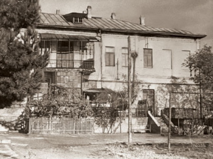 Дом в Сабунчи, в котором родился Рихард Зорге. После того, как история разведчика стала известна в СССР, на доме была установлена мемориальная доска