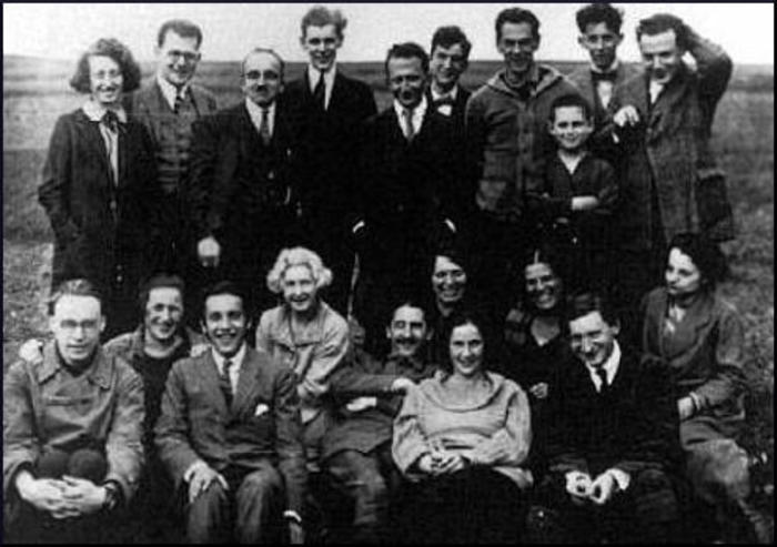 Рихард Зорге (стоит в штормовке четвертый справа) и его первая жена, Кристиана Зорге (сидит четвертая слева) среди товарищей по коммунистическому кружку в Германии, 1922 год