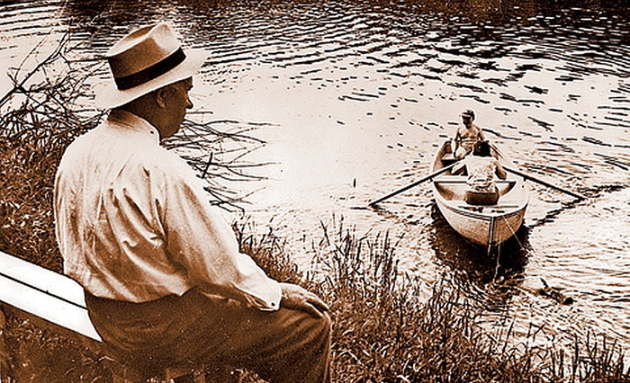 Никита Хрущев на берегу Истры наблюдает за внуком Никитой, который катается на лодке, 1966 год