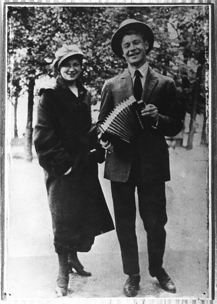 Поэт с сестрой Екатериной во время прогулки по Москве. 1925 год 