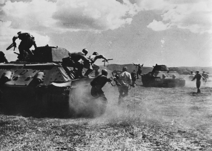 Танки и пехота 2-й гвардейской стрелковой дивизии идут на штурм немецких укреплений «Голубая линия» на Таманском полуострове. За освобождение Таманского полуострова 9 октября 1943 года дивизия получила почетное звание «Таманская»