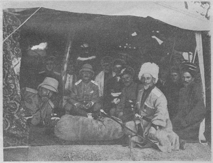 Генерал Баратов на совещании с вождями курдских племен