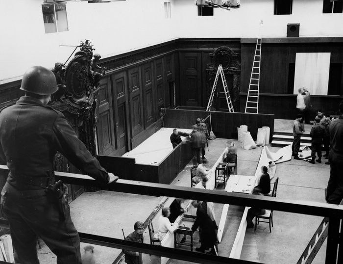 Рядовой первого класса Карл Сандер наблюдает за переоборудованием комнаты судебных заседаний нюрнбергского Дворца правосудия в рамках подготовки к Нюрнбергскому процессу, сентябрь 1945 года