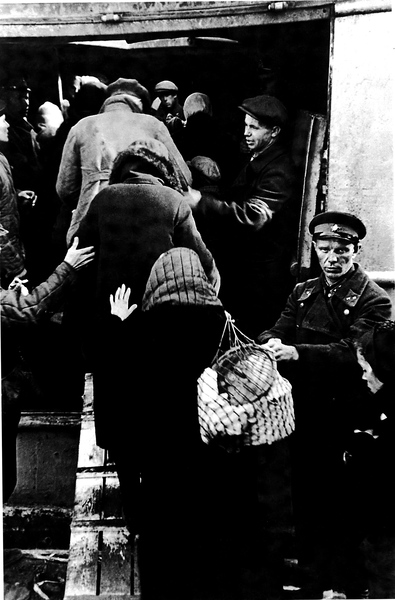 Посадка на транспортный корабль ленинградцев, отправляющихся в эвакуацию. Лето 1942 год