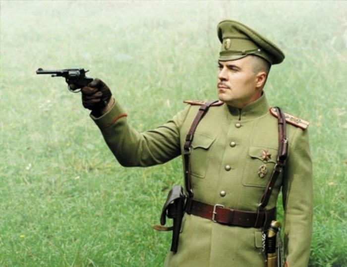 Офицер Русской императорской армии стреляет их Нагана. Обратите внимание на положение локтя руки — изначально из Нагана стреляли именно так