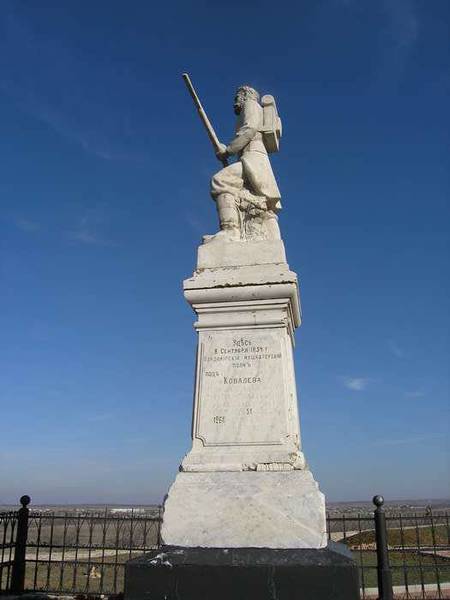 Памятник солдатам и офицерам Владимирского мушкетерского полка, поставленный на поле Альминского сражения 8 сентября 1902 года, в 48-ю годовщину битвы