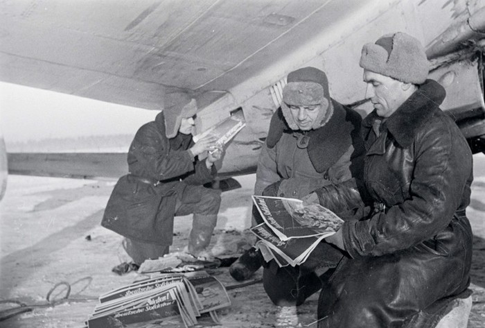Загрузка в самолет агитационных листовок для немецких солдат, Западный фронт, 1942 год