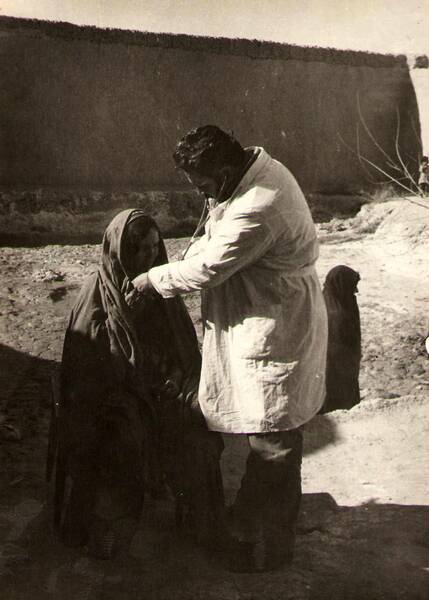 Советский врач осматривает местную женщину