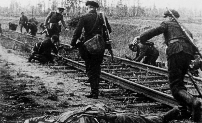 Партизаны готовят к подрыву участок железной дороги